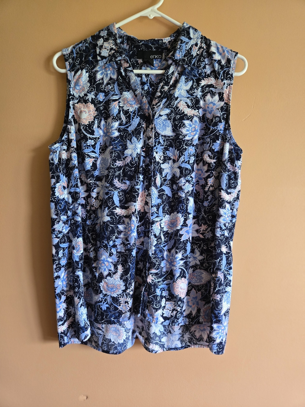Erika Sleeveless Floral V-Neck Button Down Top in Navy and Blue PTP=20.5"